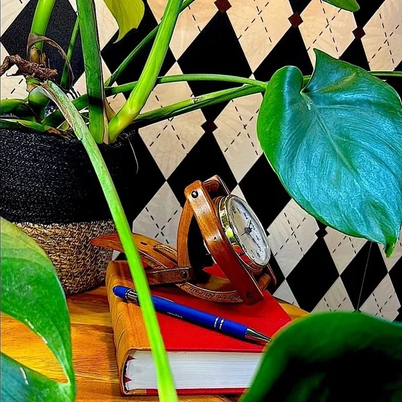 Vintage Wooden Desk Clock – Unique Wristwatch Design - Picture 10 of 12